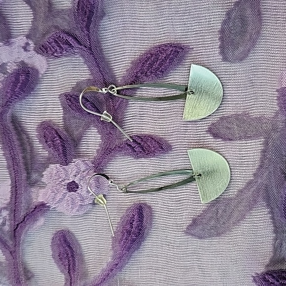 Earing - Picture 2 of 2